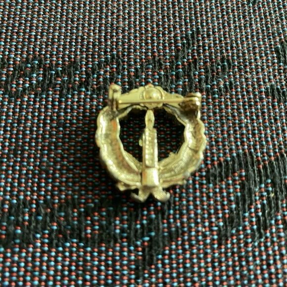 Gold-tone Holiday Wreath Brooch - Picture 3 of 3